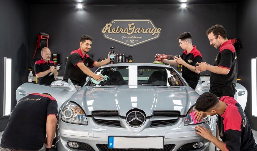 Equipa RetroGarage a trabalhar num Mercedes-Benz no atelier