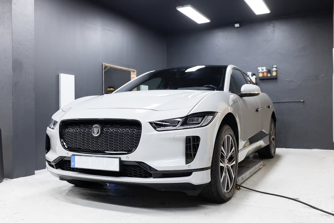 Jaguar I-PACE no espaço de detalhe RetroGarage
